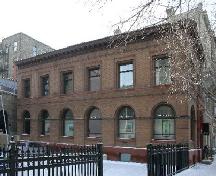 Vue de la façade est - de l'est du bâtiment Lake of the Woods, Winnipeg, 2004; Historic Resources Branch, Manitoba Culture, Heritage and Tourism, 2005