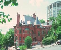 Corner view of the the H. Vincent Meredith Residence, showing two façades and the main entrance.; Parks Canada Agency/ Agence Parcs Canada.
