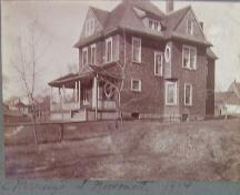 La résidence Charles Morrissy, vue vers le sud-ouest, 1914.; Miramichi Historical Society