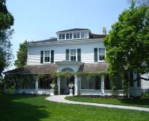 Of note are the verandah and symmetry typical of the Regency style.; Martina Braunstein, 2007.