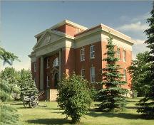 Vue en angle de l'élévation avant montrant l'entrée principale du Palais de justice de Wetaskiwin, 1981.; Parks Canada Agency / Agence Parcs Canada, 1981.