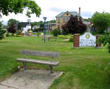 Vue vers le sud de la rue William montrant le parc commémoratif Rotary avec le palais de justice à la partie droite supérieure de l'image. ; Restigouche Regional Museum, Dalhousie
