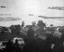 Vue vers le nord montrant la place du marché de Dalhousie, aujourd'hui le parc commémoratif Rotary, à la droite du centre d'image, apparaît comme une clôture en arrière du palais de justice et le prison.; Restigouche Regional Museum, Dalhousie