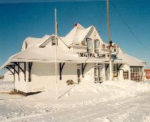 Corner view of the Canadian National Railway Station, showing both the front and side façades, 1996.; Agence Parcs Canada / Parks Canada Agency, Murray Peterson, 1996.