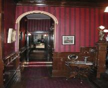 La vue de l'entrée dans la maison Macdonald (Dalnavert), Winnipeg, 2005; Historic Resources Branch, Manitoba Culture, Heritage, Tourism and Sport, 2005