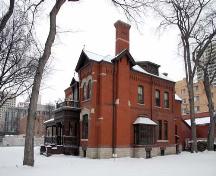 Vue de la façade principale et de la façade sud de la maison Macdonald (Dalnavert), Winnipeg, 2005; Historic Resources Branch, Manitoba Culture, Heritage, Tourism and Sport, 2005