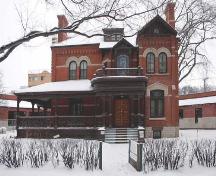 Vue de la façade principale - de l'ouest de la maison Macdonald (Dalnavert), Winnipeg, 2005; Historic Resources Branch, Manitoba Culture, Heritage, Tourism and Sport, 2005