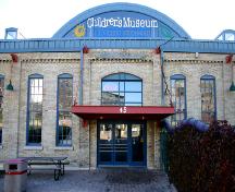 Entrée principale - de l'ouest de l'ancien atelier de réparation de la Northern Pacific and Manitoba Railway, Winnipeg, 2005; Historic Resources Branch, Manitoba Culture, Heritage and Tourism, 2005