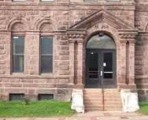 Detail of front entrance, 54 Victoria Street East, Amherst, NS, 2007.; Heritage division, NS Dept of Tourism, Culture and Heritage, 2007