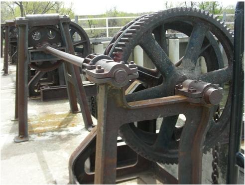 Gears to open and close the headwater gates
