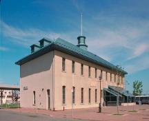 Vue en angle montrant la façade avec l'entrée principale de la Gare de l'Intercolonial à Lévis, 1990.; Parks Canada Agency/ Agence Parcs Canada, 1990.