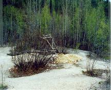 General view of a part of the Discovery Claim (Claim 37903) National Historic Site of Canada, showing an interpretive device, 1998.; Agence Parcs Canada/Parks Canada Agency, John Gould, 1998.