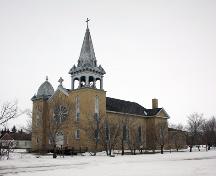 Vue des façades principales - du sud-est de l'église catholique romaine du Sacré Coeur de Jésus, Fannystelle, 2005; Historic Resources Branch, Manitoba Culture, Heritage, Tourism and Sport, 2005