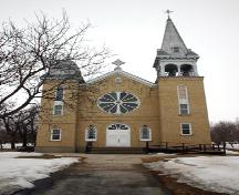 Vue de la façade principale de l'église catholique romaine du Sacré Coeur de Jésus, Fannystelle, 2005; Historic Resources Branch, Manitoba Culture, Heritage, Tourism and Sport, 2005