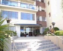 Exterior view of the Beach Town House Apartments; City of Vancouver, Julie MacDonald, 2006