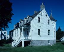 Corner view of the Étienne-Paschal-Taché House, showing the rear façade, 1994.; Parks Canada Agency/ Agence Parcs Canada, CIHB - (HRS 839), 1994.