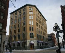 Façades principales - du sud-est de l'immeuble Bedford, Winnipeg, 2006; Historic Resources Branch, Manitoba Culture, Heritage, Tourism and Sport, 2006