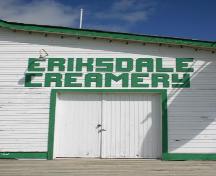 Porte (détail) - du sud de la crémerie d'Eriksdale, Eriksdale, 2005; Historic Resources Branch, Manitoba Culture, Heritage and Tourism, 2005