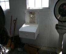 Intérieur - détail d'une table de triage dans la crémerie d'Eriksdale, Eriksdale, 2005; Historic Resources Branch, Manitoba Culture, Heritage and Tourism, 2005
