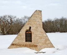 Façades principales - du sud-est du monument Johann Magnus Bjarnason, région d'Arborg, 2006; Historic Resources Branch, Manitoba Culture, Heritage and Tourism, 2006