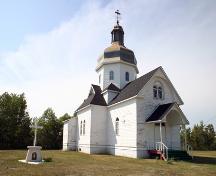 Façades principales - du sud-est de l'église catholique grecque ruthène Blessed Virgin Mary, région de Toutes Aides, 2006; Historic Resources Branch, Manitoba Culture, Heritage and Tourism, 2006