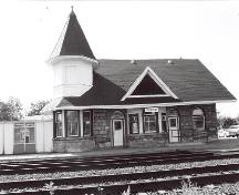 General view of the VIA Rail/Canadian National Railways Station, showing a façade, 1993.; A. M. de Fort-Menares, 1993.