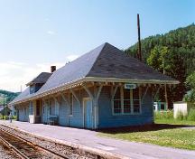 Vue générale montrant une façade de la gare de VIA Rail/Canadien National, 1993.; Cliché Ethnotech inc., 1993.