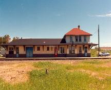 Vue générale montrant une façade de la gare de VIA Rail/Canadien National, 1991.; Murray Peterson, 1991.