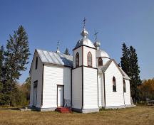 Façades principales - du sud-ouest de l'église catholique ukrainienne Assumption of the Blessed Virgin Mary, région d'Oakburn, 2006; Historic Resources Branch, Manitoba Culture, Heritage and Tourism, 2006