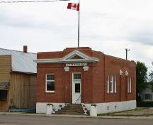 Façade principale - du sud-ouest de l'édifice de la Banque de Montréal, Ethelbert, 2005; Historic Resources Branch, Manitoba Culture, Heritage and Tourism, 2005