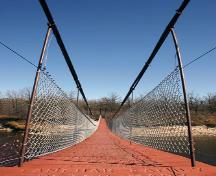 Vue principale à travers le pont suspendu de l'école Senkiw, région de la rivière Roseau, 2006; Historic Resources Branch, Manitoba Culture, Heritage and Tourism, 2006