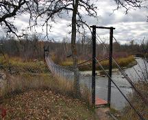 Vue d'ensemble - de l'est du pont suspendu de l'école Senkiw, région de la rivière Roseau, 2006; Historic Resources Branch, Manitoba Culture, Heritage and Tourism, 2006