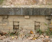 Détail des barrières de sécurité de brique du pont en béton, région de Woodmore, 2006; Historic Resources Branch, Manitoba Culture, Heritage and Tourism, 2006