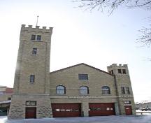 Façade principale - du nord de la caserne de pompiers no 1 de Saint-Boniface, Winnipeg, 2007; Historic Resources Branch, Manitoba Culture, Heritage and Tourism, 2007