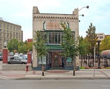 Façade principale - de l'est (depuis la rue Main), du magasin de chaussures Macdonald, Winnipeg, 2007; Historic Resources Branch, Manitoba Culture, Heritage, Tourism and Sport, 2007
