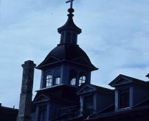 Vue détaillée de la coupole du lieu historique national du Canada de l'Académie-St. Ann, 1992.; Agence Parcs Canada / Parks Canada Agency, HRS 0372, 1992.