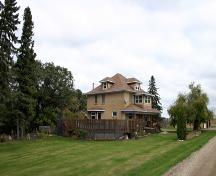 Contextual view, from the southwest, of the Mahon Home, Holland area, 2006; Historic Resources Branch, Manitoba Culture, Heritage, Tourism and Sport, 2006