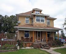 Primary elevation, from the south, of the Mahon Home, Holland area, 2006; Historic Resources Branch, Manitoba Culture, Heritage, Tourism and Sport, 2006