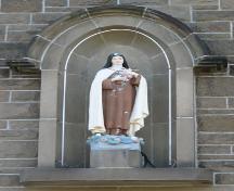 Vue de la niche de la façade avant qui abrite la statue de Sainte-Thérèse.; City of Dieppe
