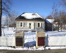 Façace principale - de l'est du musée de la maison Ross, Winnipeg, 2006; Historic Resources Branch, Manitoba Culture, Heritage, Tourism and Sport, 2006