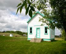 Vue de la façade principale de l'école Horod, près de la vallée de la rivière Little Saskatchewan, 2005; Historic Resources Branch, Manitoba Culture, Heritage, Tourism and Sport, 2005