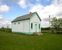 Vue du sud-ouest de l'école Horod, près de la vallée de la rivière Little Saskatchewan, 2005; Historic Resources Branch, Manitoba Culture, Heritage, Tourism and Sport, 2005