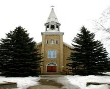 Façade principale - vers l'est de l'église catholique Saint-Joachim, La Broquerie, 2005; Historic Resources Branch, Manitoba Culture, Heritage, Tourism and Sport, 2005