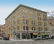 Vue - du sud-ouest des façades principales de l'édifice Bate, Winnipeg, 2004; Historic Resources Branch, Manitoba Culture, Heritage, Tourism and Sport, 2004