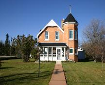 Vue de la façade principale - de l'est de la Maison Frame, Virden, 2005; Historic Resources Branch, Manitoba Culture, Heritage, Tourism and Sport, 2005