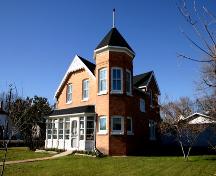 Vue de la façade principale - du nord-est de la maison Frame, Virden, 2005; Historic Resources Branch, Manitoba Culture, Heritage, Tourism and Sport, 2005