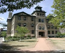 Façade principal - du sud-est de l'école Isbister, Winnipeg, 2006; Historic Resources Branch, Manitoba Culture, Heritage, Tourism and Sport, 2006