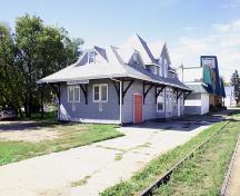 Contextual view, from the east, of the Carman Canadian National Railways Station, Carman, 2005; Historic Resources Branch, Manitoba Culture, Heritage, Tourism and Sport, 2005