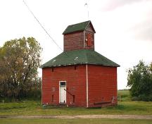 Façades principales - du nord-est de l'élévateur de la ferme Smith/Arthur, région de Gladstone, 2006; Historic Resources Branch, Manitoba Culture, Heritage, Tourism and Sport, 2006