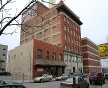 Façade principale - du sud-est, édifice de la société A.E. McKenzie, Brandon, 2004; Historic Resources Branch, Manitoba Culture, Heritage and Tourism, 2004